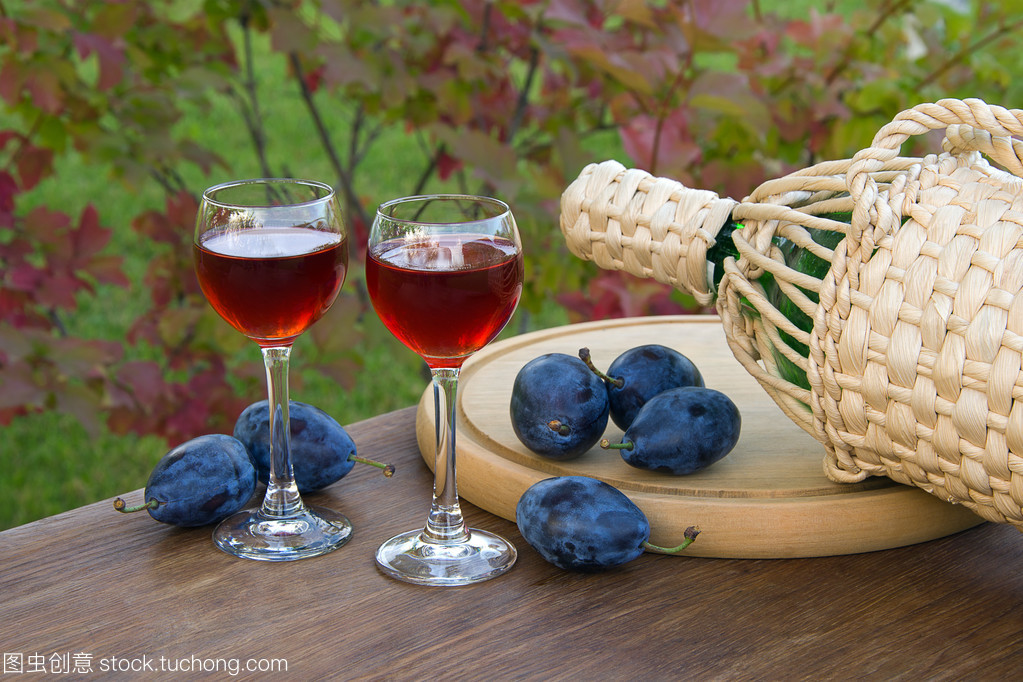 玻璃酒杯的李子酒