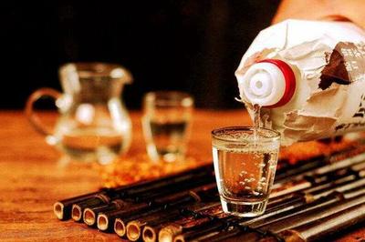 伏特加當(dāng)水喝？為何俄羅斯人不碰中國白酒